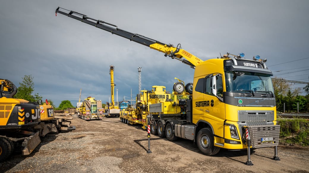 Nový tahač Volvo s jeřábem a návěsem