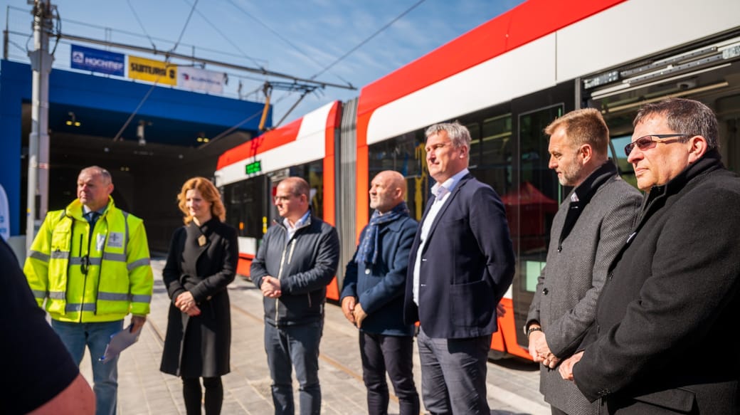 Feierliche Eröffnung des Straßenbahntunnels Žabovřeská