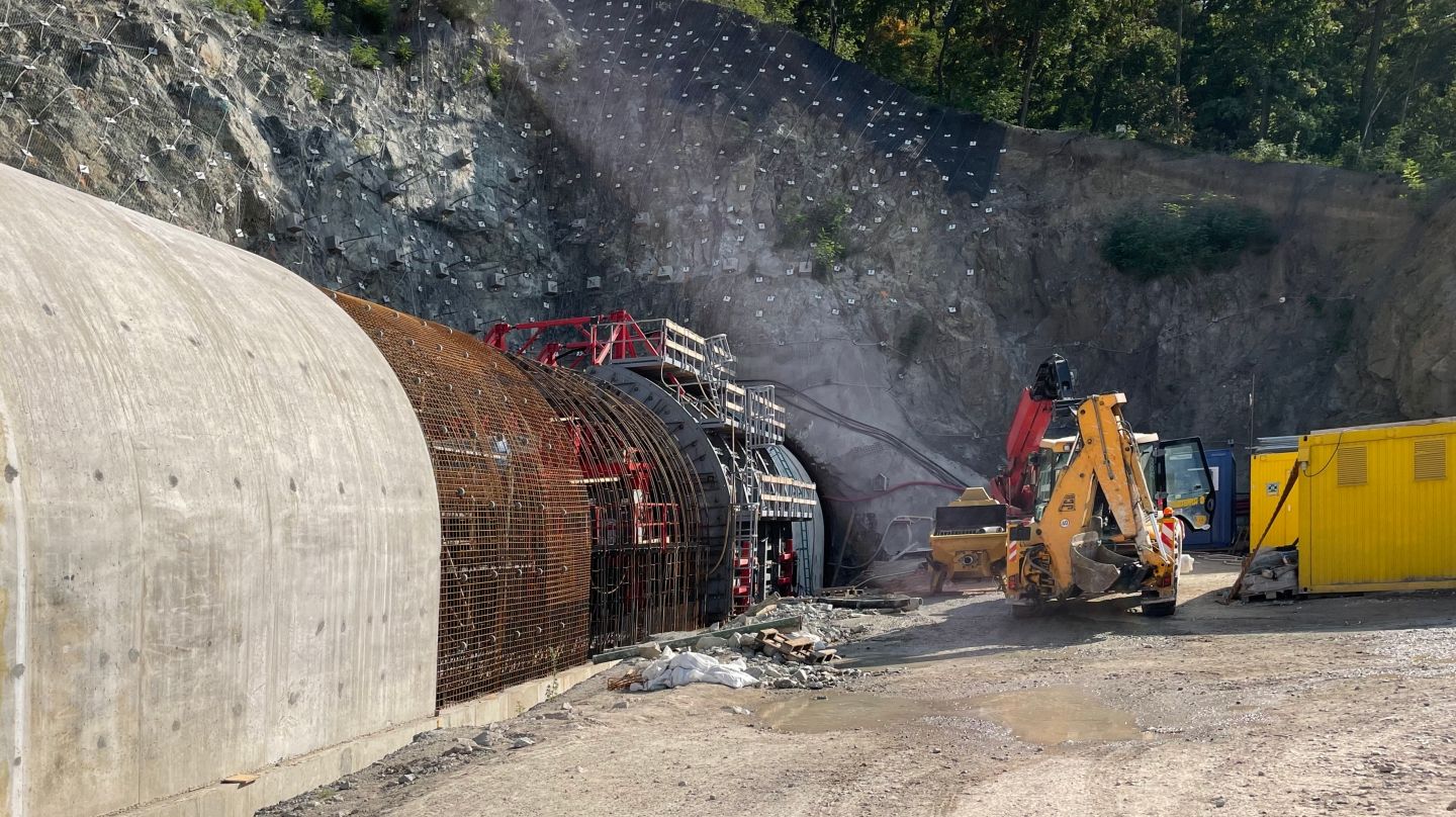 Betonáž tramvajového tunelu v Brně