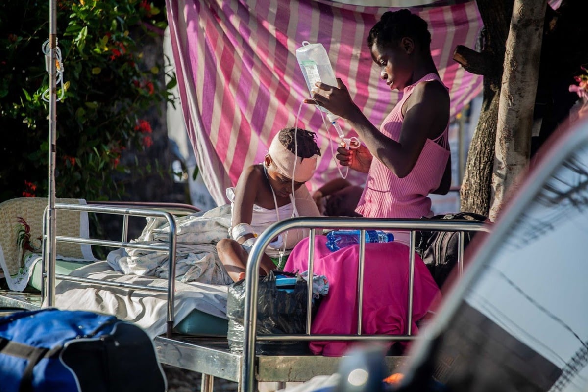Mrtvý doktor neléčí. Lékaři bez hranic kvůli bezpečnosti pozastavují aktivity na Haiti, které sužuje humanitární krize