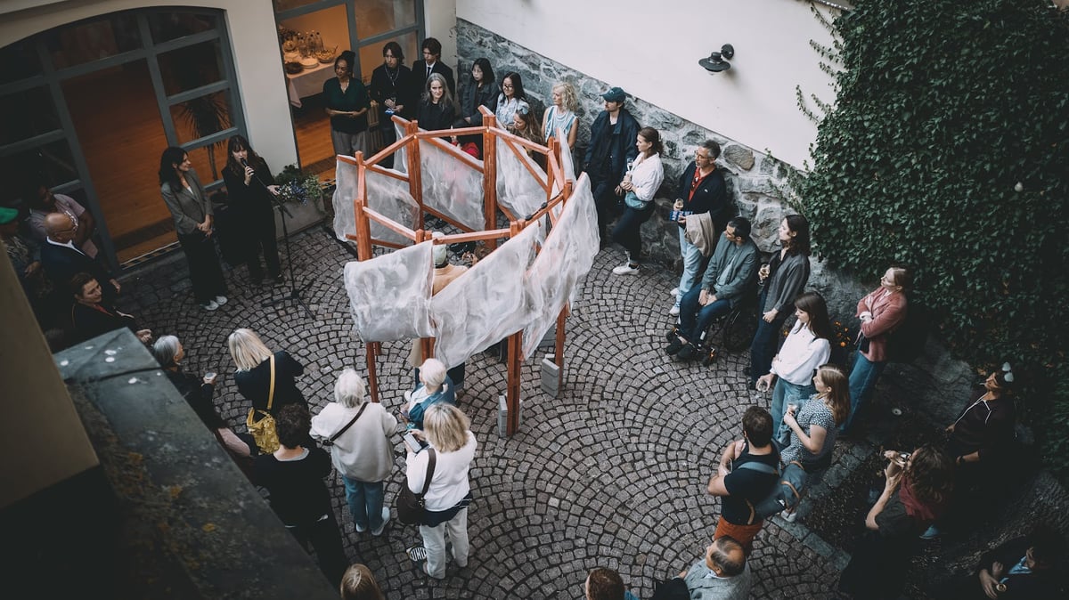 Umění ve veřejném prostoru Prahy a Stockholmu. Instalace ukazuje, co spojuje obyvatele obou měst