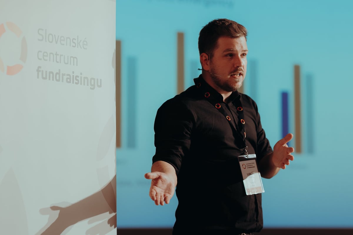 DATA: Trendy a dopad krizí na online darování v Česku a na Slovensku