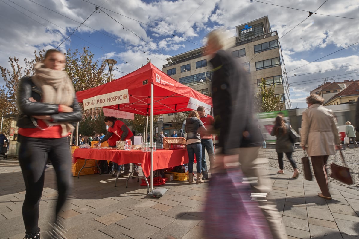 Bez pravidelných dárců to (ne)jde: kde se potkává a míjí český a světový street fundraising