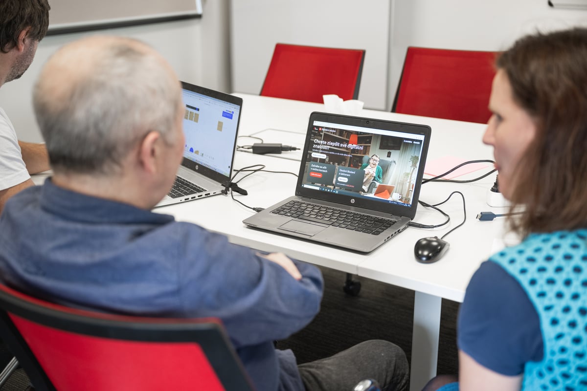 Nová platforma pomáhá seniorům s orientací v online prostředí