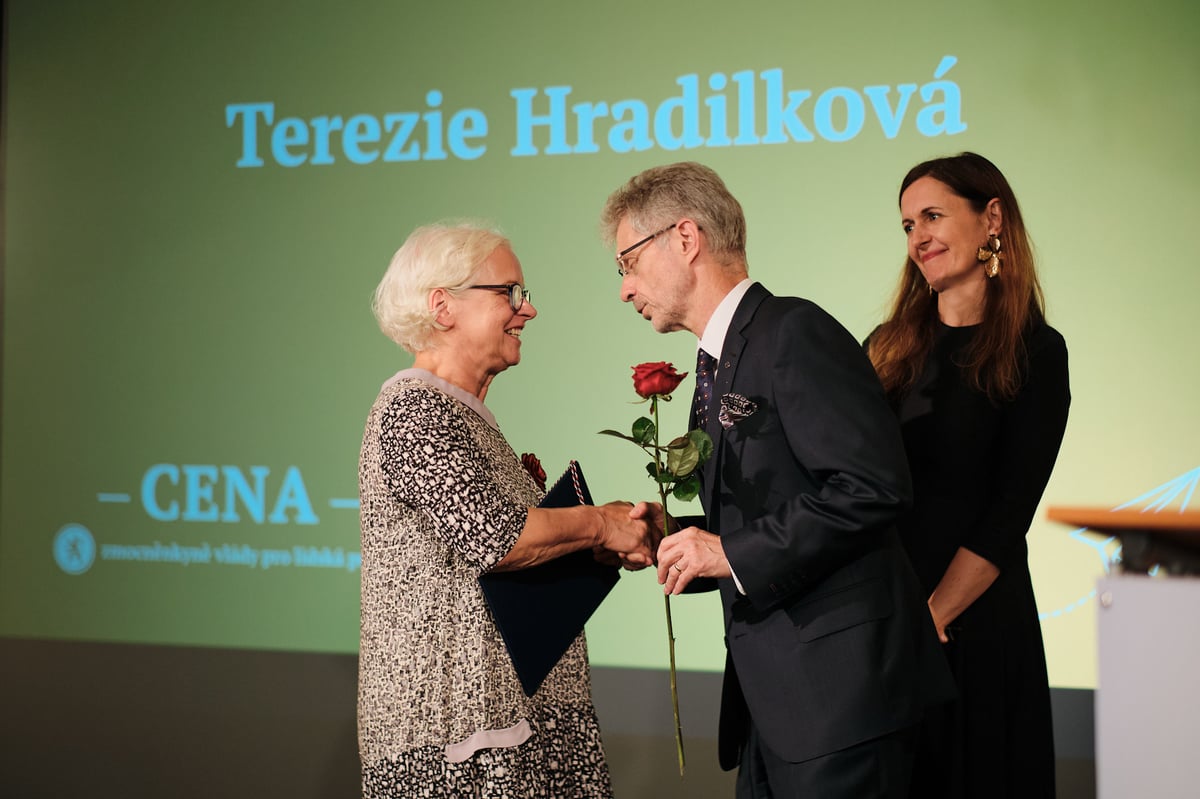 Cenu zmocněnkyně vlády pro lidská práva získalo 17 jednotlivců a organizací. Ocenění za celoživotní přínos převzali Terezie Hradilková a Jan Lorman