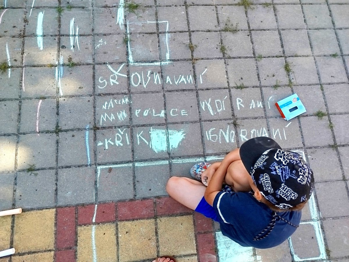 Začátek školního roku odhaluje sociální rozdíly mezi dětmi, upozorňuje Proxima sociale v kampani