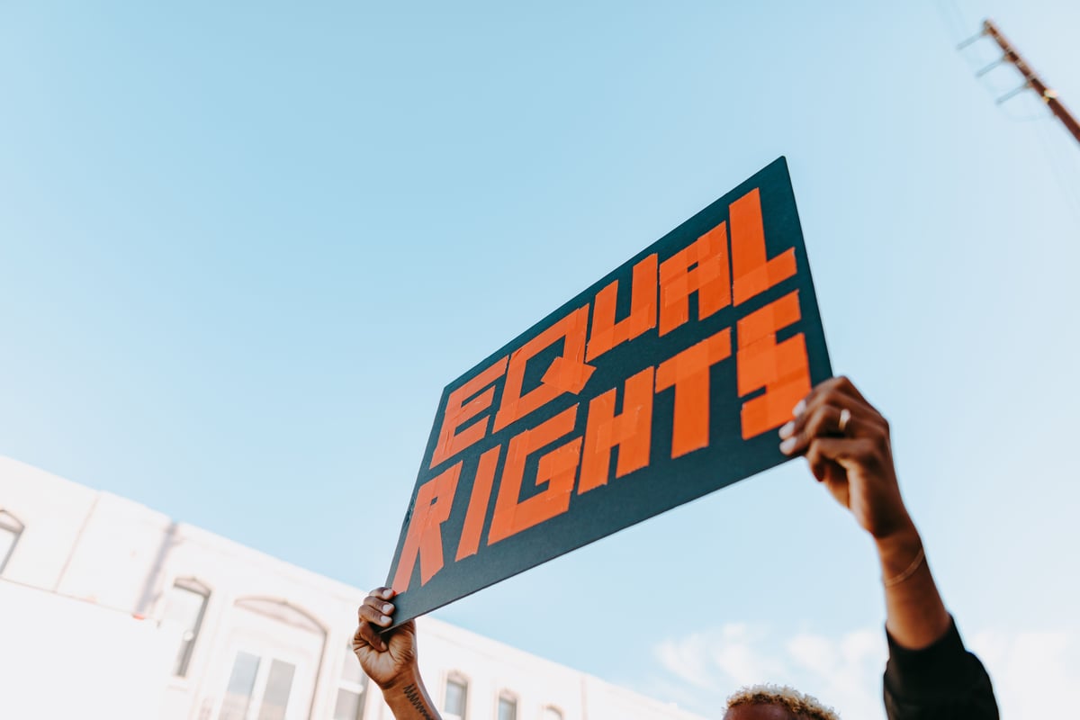 Méně svobody, méně pravdy. Co říkají letošní zprávy Amnesty International a Reportérů bez hranic?
