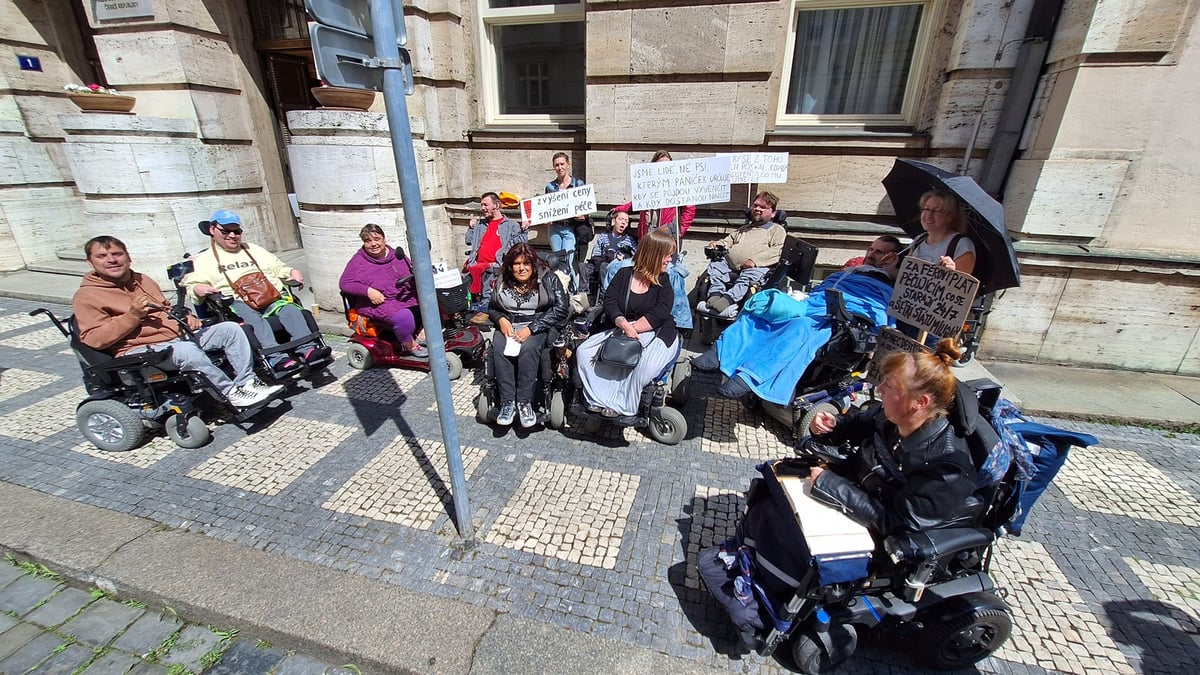 Dneska už ti na život došel čas. Lidé se zdravotním znevýhodněním v kampani upozorňují, že šest hodin asistence denně nestačí