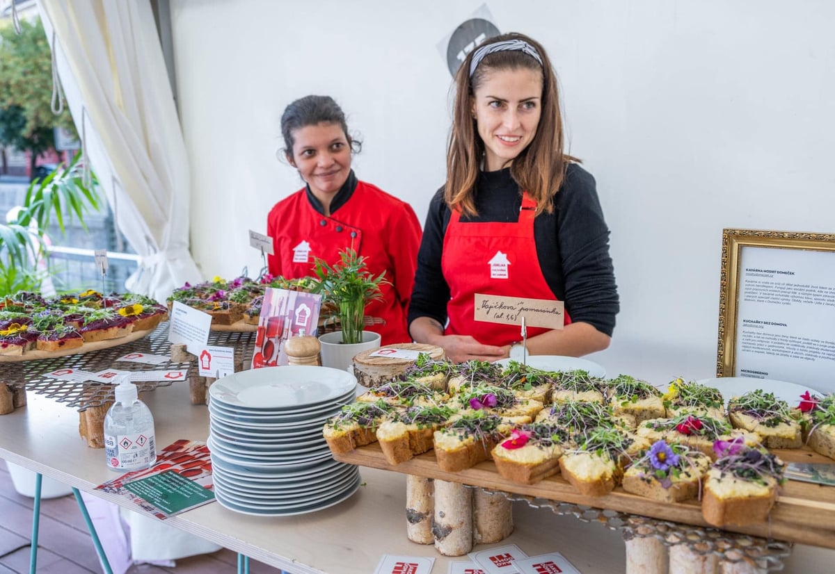 Kuchařky bez domova málem porazil covid a finanční krize. Nevzdávají to a vybírají na nové veganské lahůdkářství