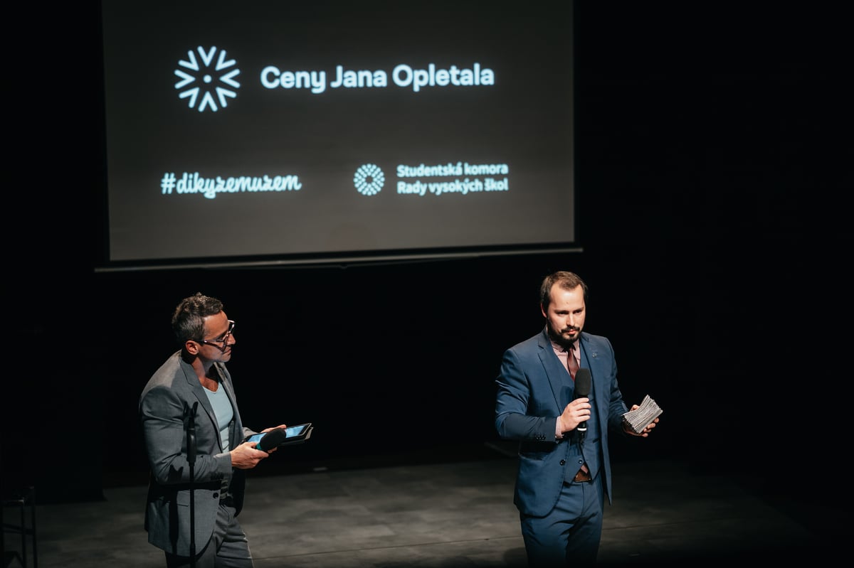 Ceny Jana Opletala byly poprvé předány ve třech kategoriích. Laureátem je i autor projektu Víra v barvách duhy