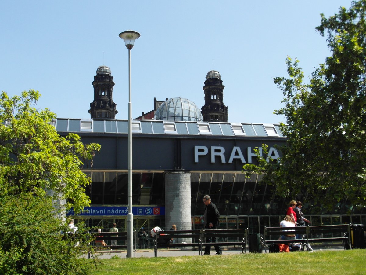 Nepřátelská architektura místo pomoci v nouzi. Organizace kritizují výměnu laviček u Hlavního nádraží v Praze