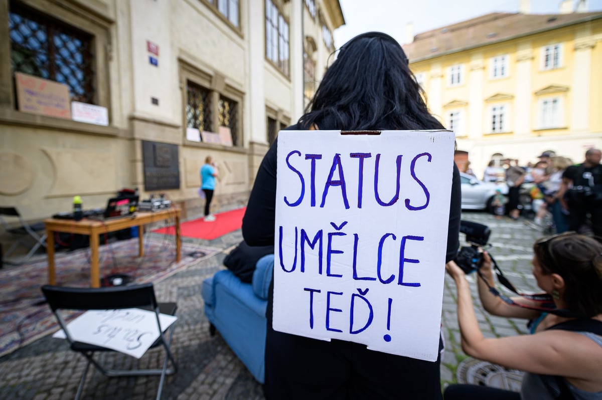 Kulturní organizace upozorňují na nevyhovující pracovní podmínky a požadují přijetí zákona o statusu umělce
