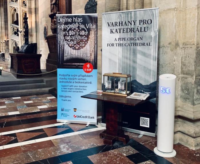 Přiložit kartu a darovat. V Česku startují první charitativní kiosky