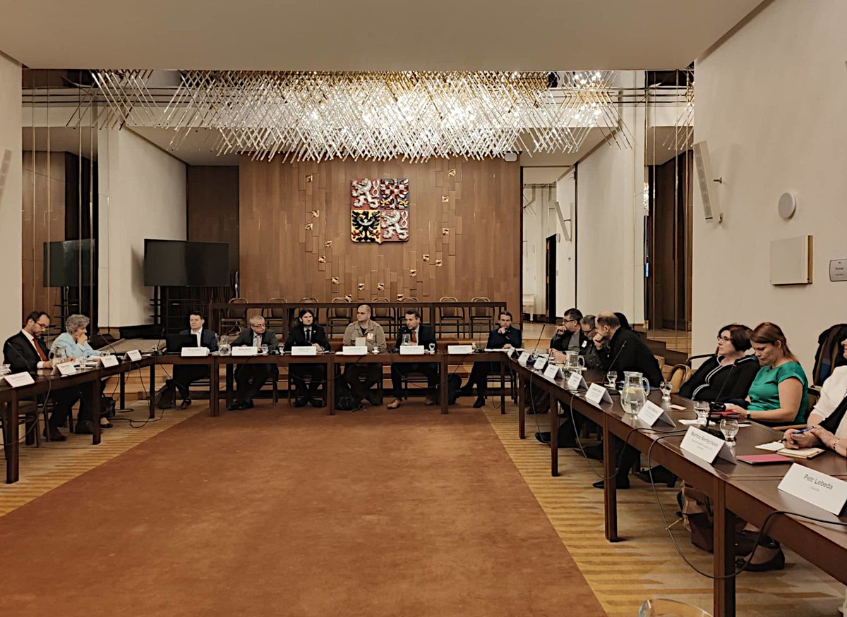 Poslanci a zástupci neziskových organizací řešili veřejný obraz neziskovek v Česku