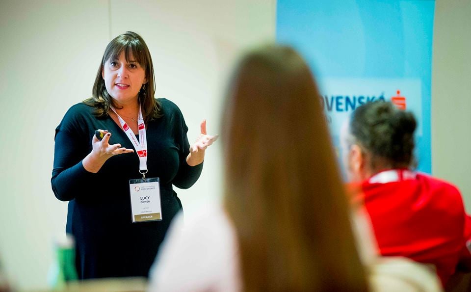 Lucy Gower o inovacích ve fundraisingu: S hlavou zabořenou do písku se nehnete
