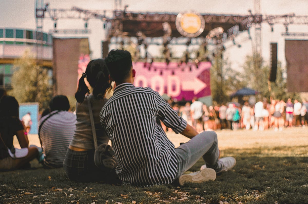 Letní festivalová sezóna začíná! Kam zajít? A jak se do festivalových programů zapojují neziskovky?