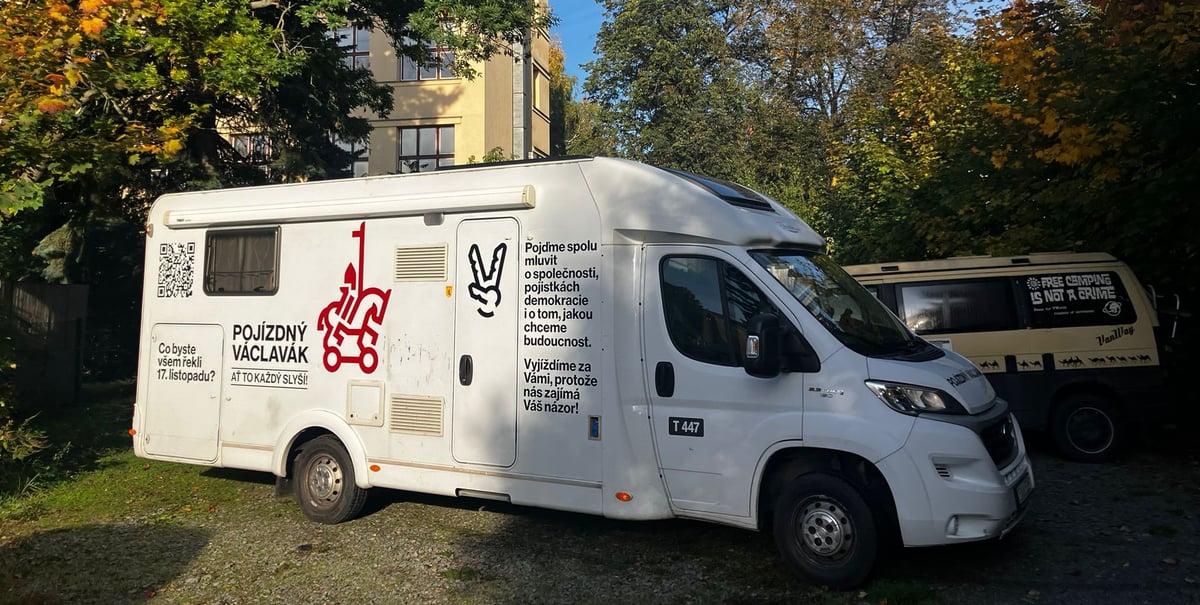 Českem cestuje Pojízdný Václavák. Cílem je mluvit s lidmi, posilovat soudržnost a společně oslavit výročí Sametové revoluce