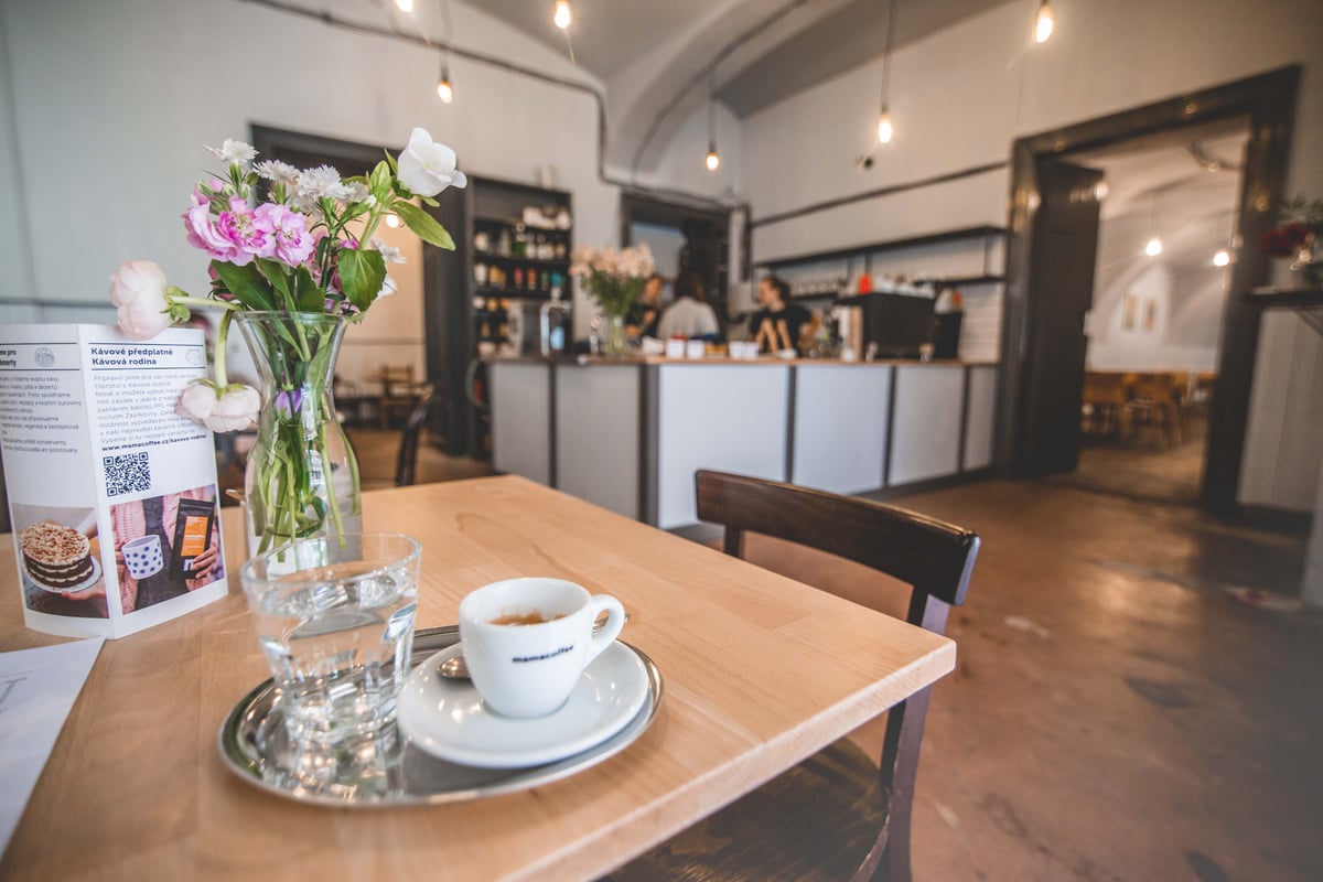 Na kafe, za kulturou i na kurz češtiny. Mamacoffee otevírá nové komunitní centrum a kavárnu Background