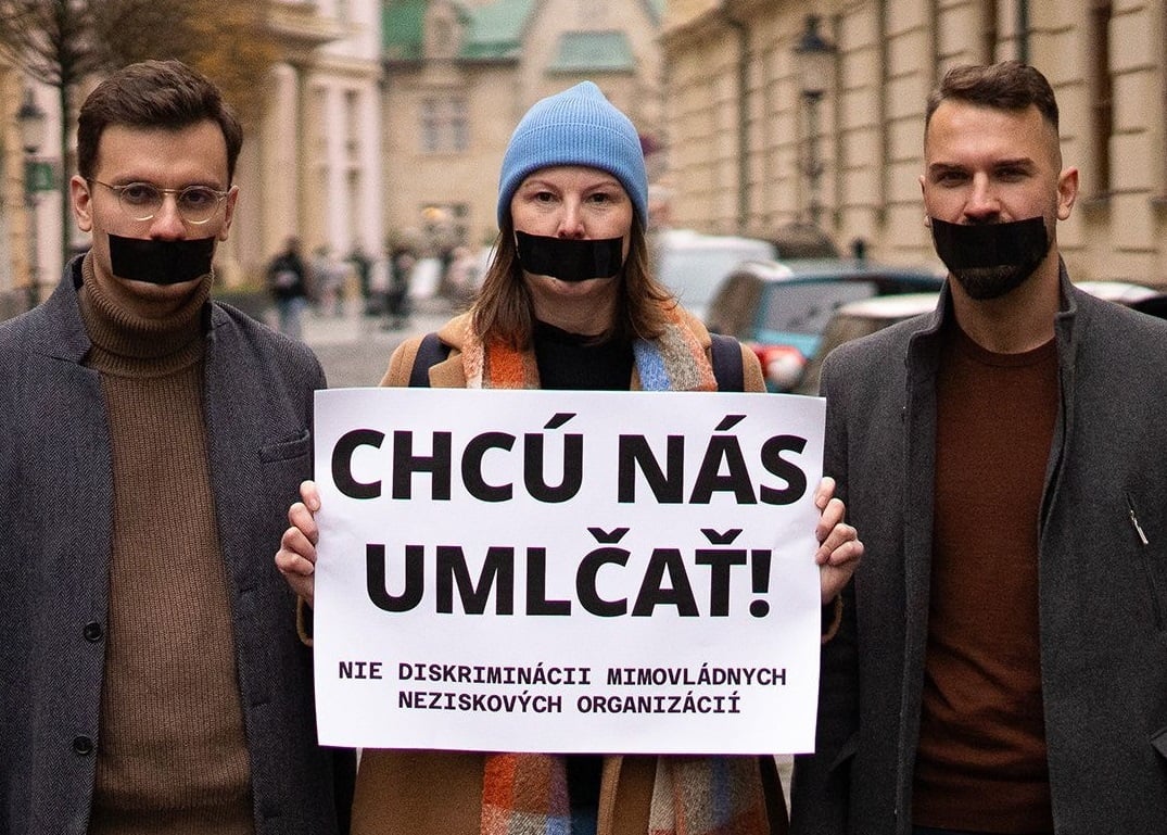 „Chcú nás umlčať!“ Slovenský neziskový sektor bojuje proti legislativnímu návrhu, který chce diskriminovat občanskou společnost
