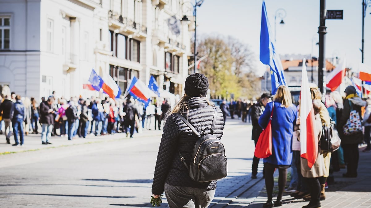 Evropská demokracie oslabuje. Co s tím mohou dělat filantropové? Zpráva jim radí, jak řešit základní příčiny eroze