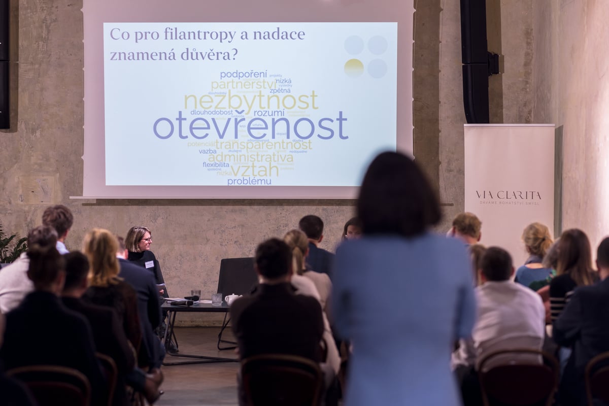 Filantropové a nadace budují s příjemci podpory vztah, ukázala analýza Via Clarita