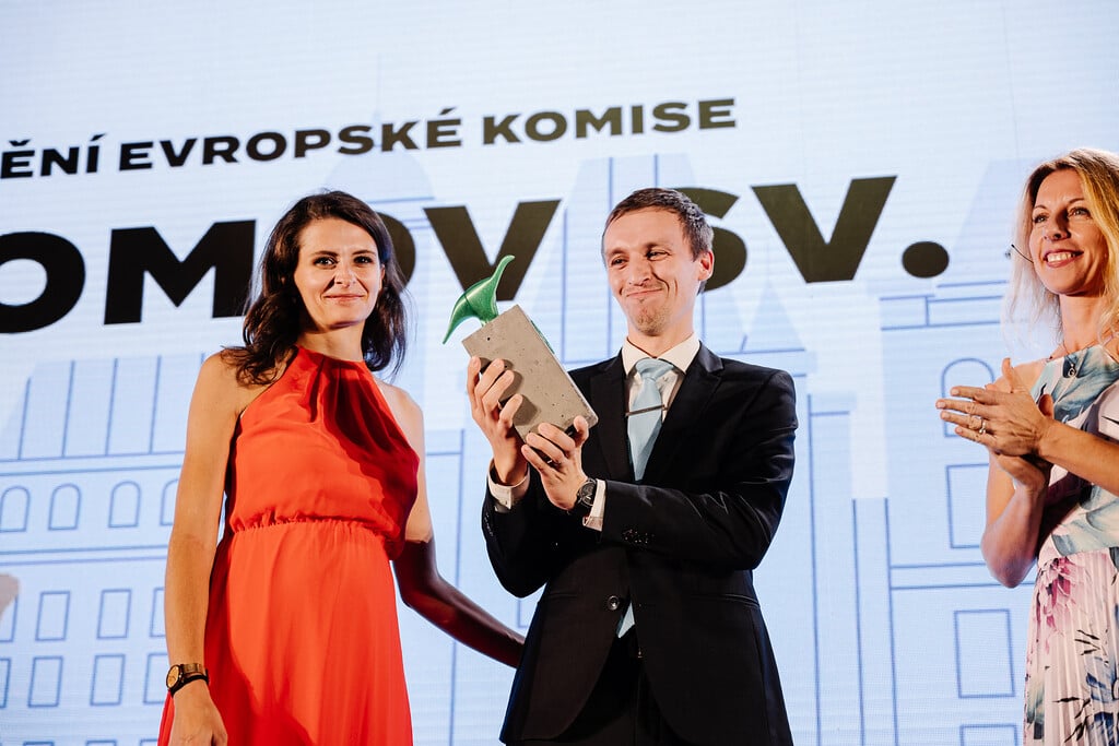 Udržitelné projekty roku 2022: V Cenách SDGs uspěly průvodce pro zájemce o učitelství nebo péče o nemocné roztroušenou sklerózou