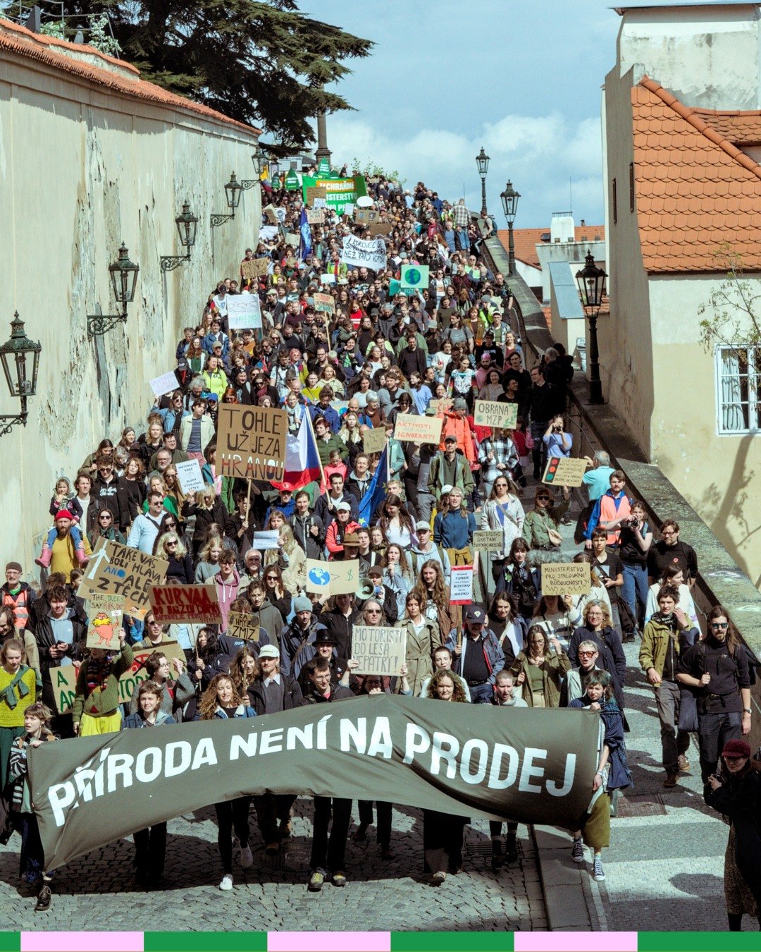 „Jako z autoritářské učebnice.“ Neziskové organizace čelí tlaku politiků, brání se fakty i předžalobní výzvou