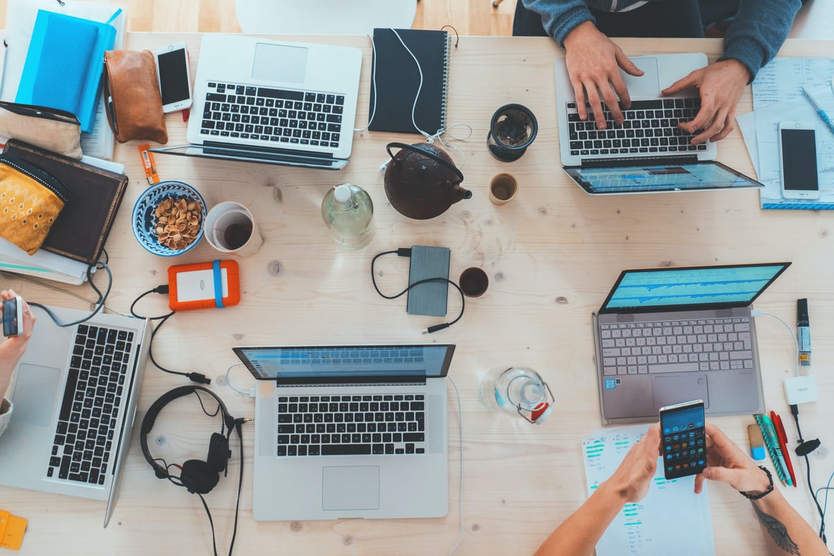 Průzkum Salesforce analyzuje digitální trendy i technologickou vyspělost neziskových organizací. Jaká jsou zjištění?