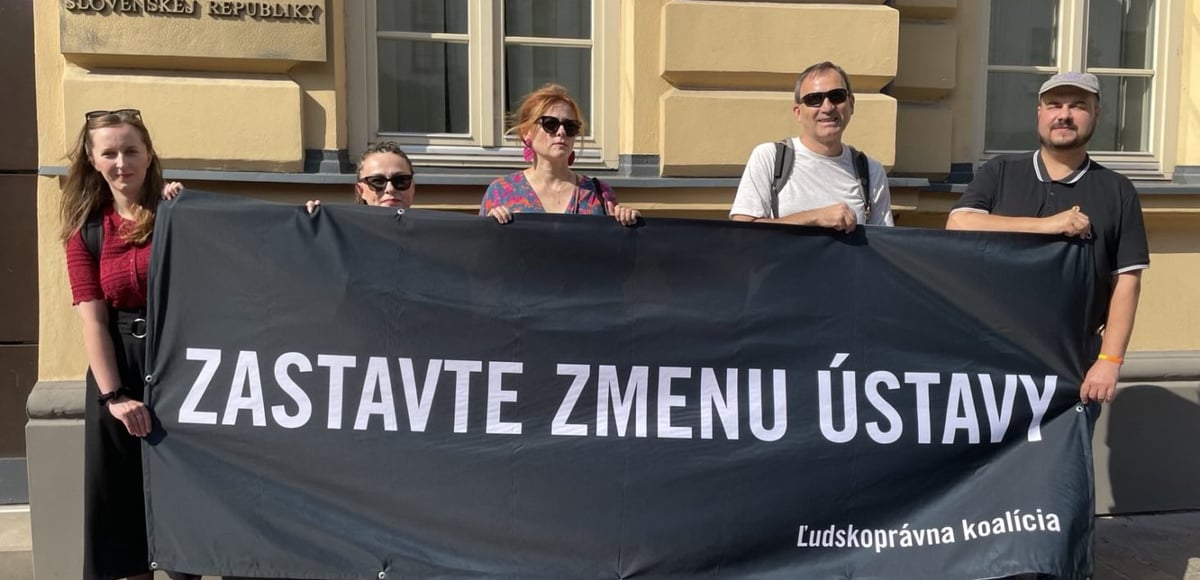 Útok na životy trans a nebinárních lidí, říkají slovenské lidskoprávní organizace ke změnám Ústavy. Ta nově uznává jen dvě pohlaví