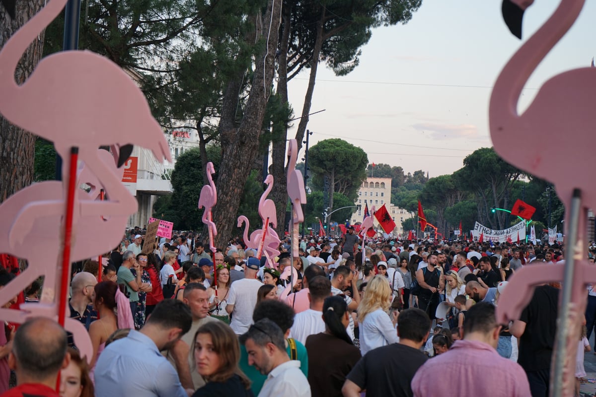Plameňáková revoluce v Albánii ukazuje co umí nespokojená občanská společnost