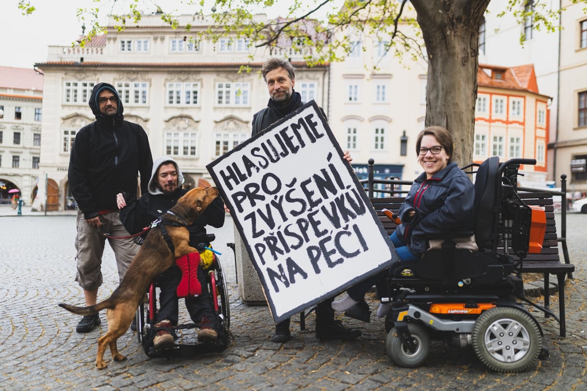 Senát schválil navýšení příspěvku na péči. Upřednostnil život doma