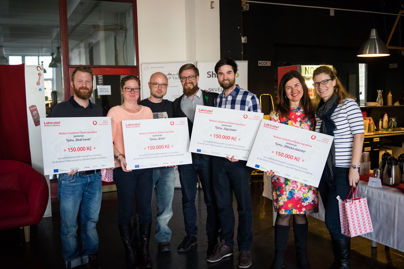 Ondřej Staněk s týmy postupujícími do akcelerace. Foto: Laboratoř Nadace Vodafone