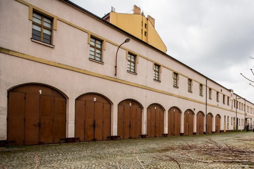 Kasárna jsou pro veřejnost tak trochu tajemstvím. Příběhy, které se v jejich zdech odehrávaly, má přiblížit výstava. Foto: Dorota Velek