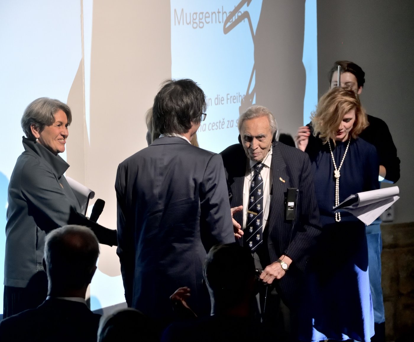 Cenu Mileny Jesenské předal šestadevadesátiletý Felix Kolmer, přeživší několika koncentračních táborů a předseda Mezinárodního osvětimského výboru. Foto: Ondřej Staněk