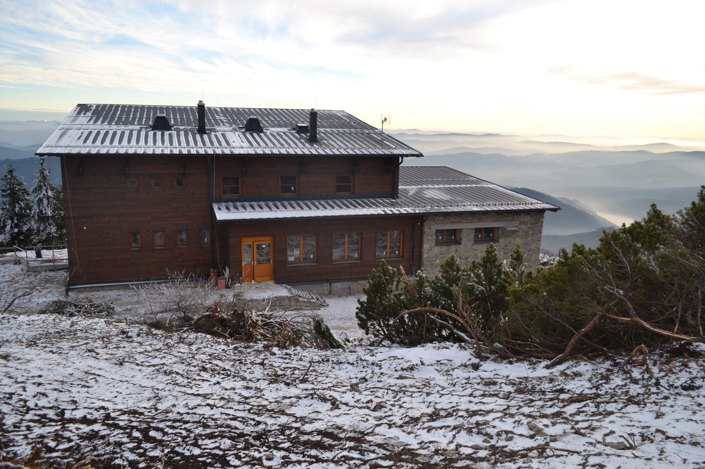 Původní Bezručova chata v roce 1978 vyhořela. Novou se v roce 2015 podařilo postavit za pomoci dobrovolníků, veřejnosti, podpory obce a kraje. Foto: Jiří Stejskalík