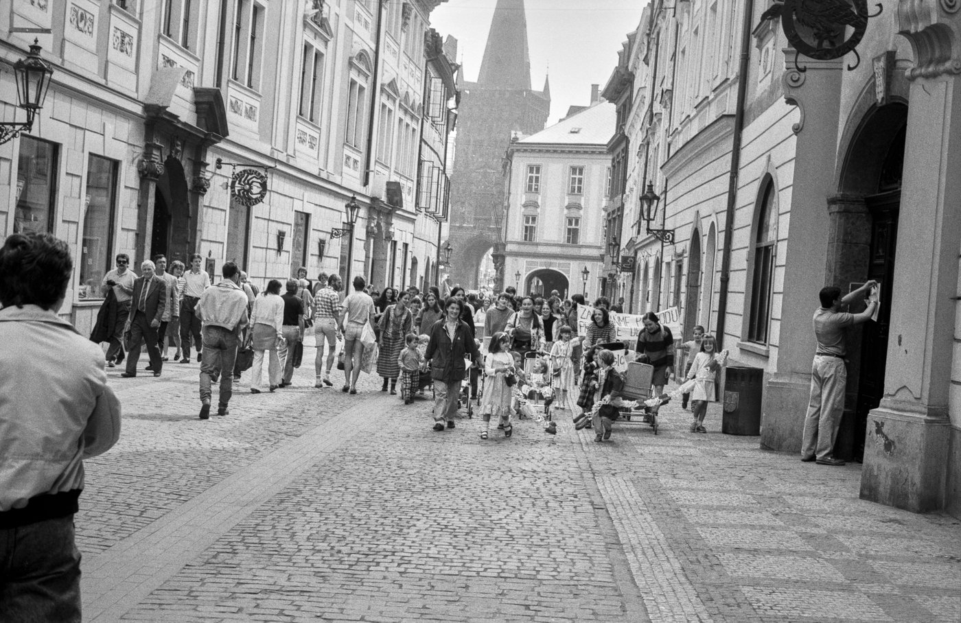Celetná ulice v květnu 1989. Pražské matky vyrazily se svými dětmi do ulic. Demonstrace za pravdivé informace o životním prostředí. Foto: Archiv Terezie Hradilková