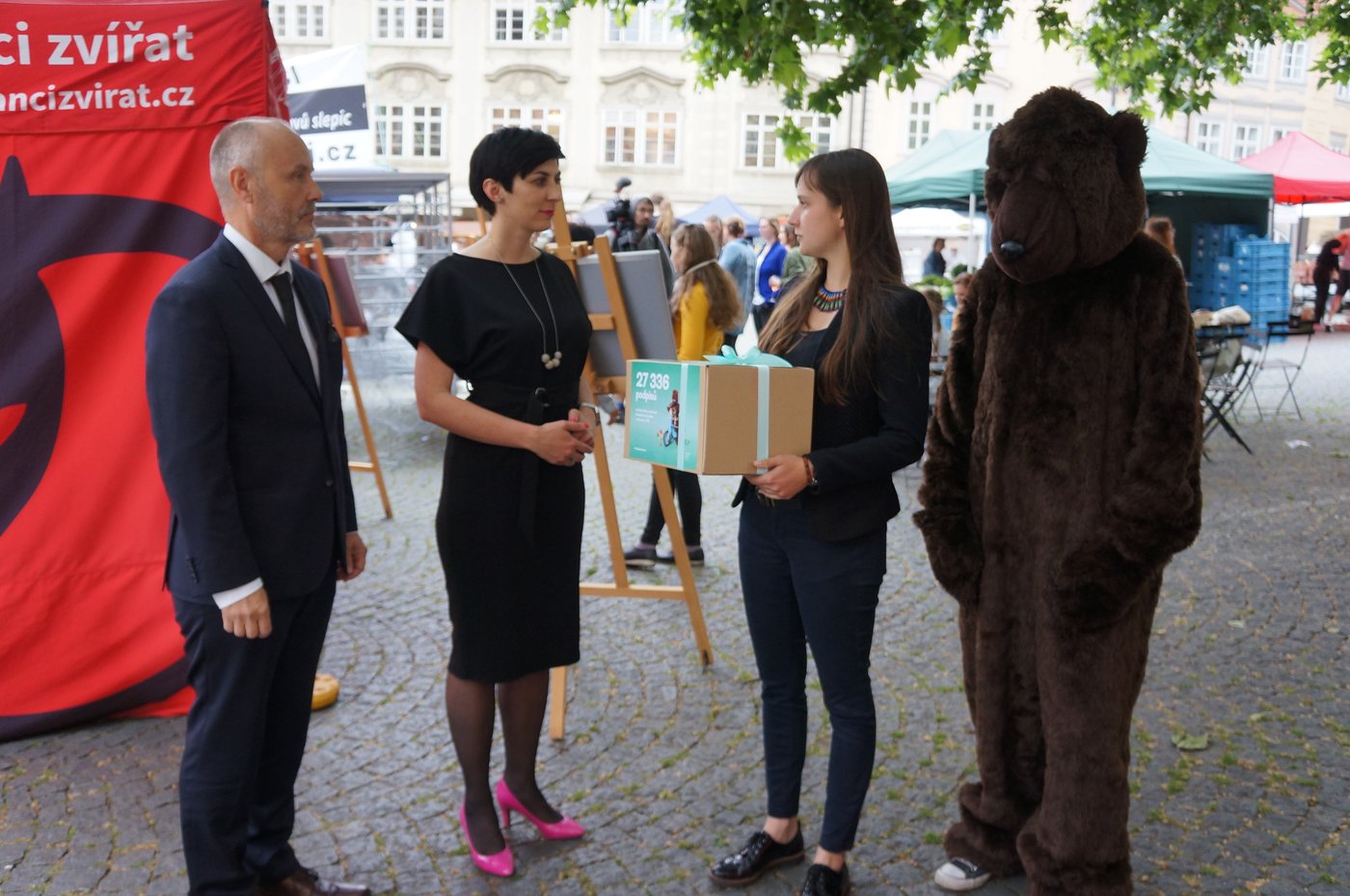 Dobrovolníci v medvědím kožichu udělali dojem také v politických kruzích. Foto: Archiv Svobody zvířat