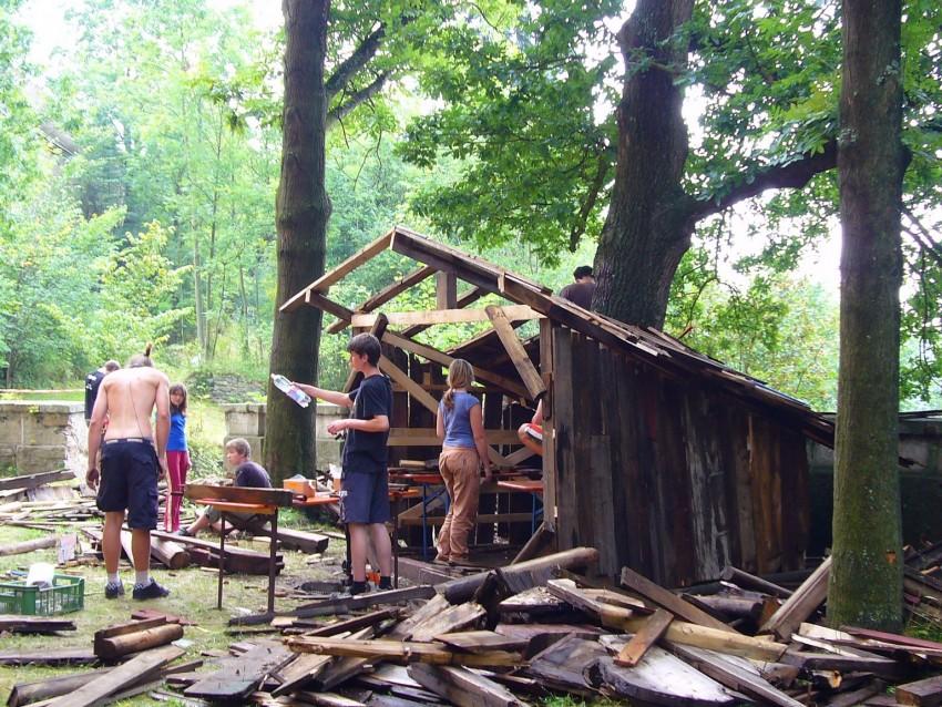 Dobrovolníci jsou tahouny, díky kterým ze spousty českých památek nezbyla jen kůlnička na dříví. Foto: Pod střechou, z. s.