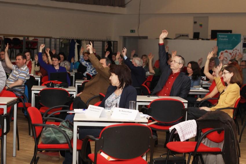 Přijímání usnesení na Krajské konferenci nestátních neziskových organizací Pardubického kraje. Foto: Marta Lindušková