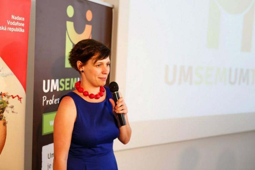  Adéla Jansová, zakladatelka Um sem um tam, vidí jako hlavní problém to, že si neziskovky nedokáží říct, co přesně potřebují. Foto: Jan Hromádko 