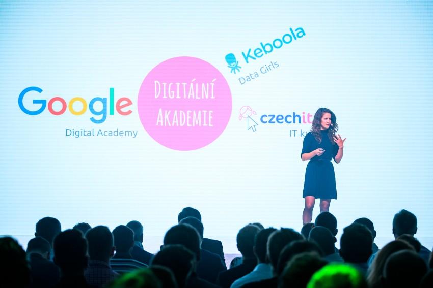 Czechitas kromě ocenění Social Impact Award 2015 jako jediná organizace střední a východní Evropy obdržela Local Love Grant od Google.org. Foto: Czechitas