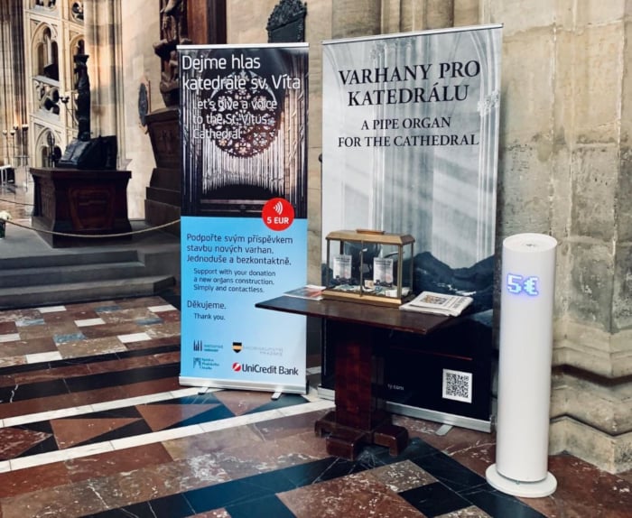 V katedrále sv. Víta v Praze mohou lidé prostřednictvím nového zařízení přispět na výstavbu svatovítských varhan. Foto: Charitativni kiosky