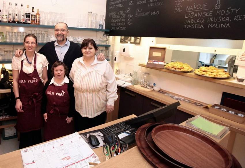 Sociální podniky nejsou pouze projekty zaměřené na začlenění handicapovaných lidí do společnosti! Na fotografii je tým sociálního podniku - kavárny Bílá vrána. Foto: Zoran Dukić