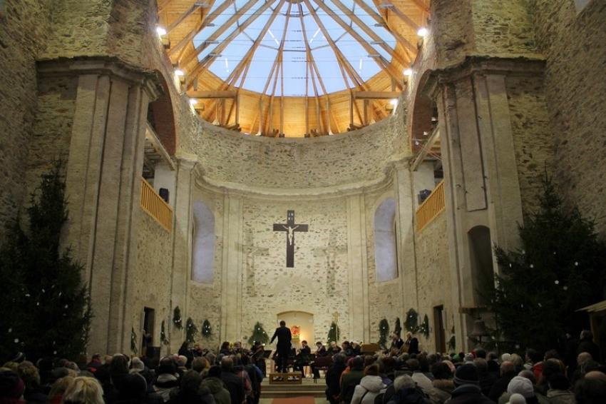 Z monumentálního kostela v Neratově ještě nedávno zbývaly jen obvodové zdi. Dnes z něj můžete sledovat oblohu netradiční prosklenou střechou. Foto: Neratov