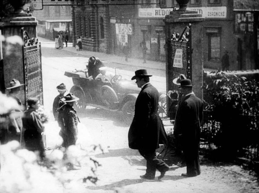 Nejstarší dochovaný záznam českých skautů a skautek pochází už z roku 1915! (Jarní dny junáků-skautů v Klamovce). Foto: Archiv Junáka