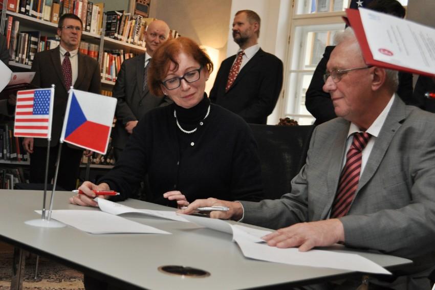 Ředitelka Fulbrightovy komise Hana Ripková při podpisu smlouvy o zřízení stipendijních míst pro americké profesory na ČVUT a UK. Foto: Fulbrightova komise