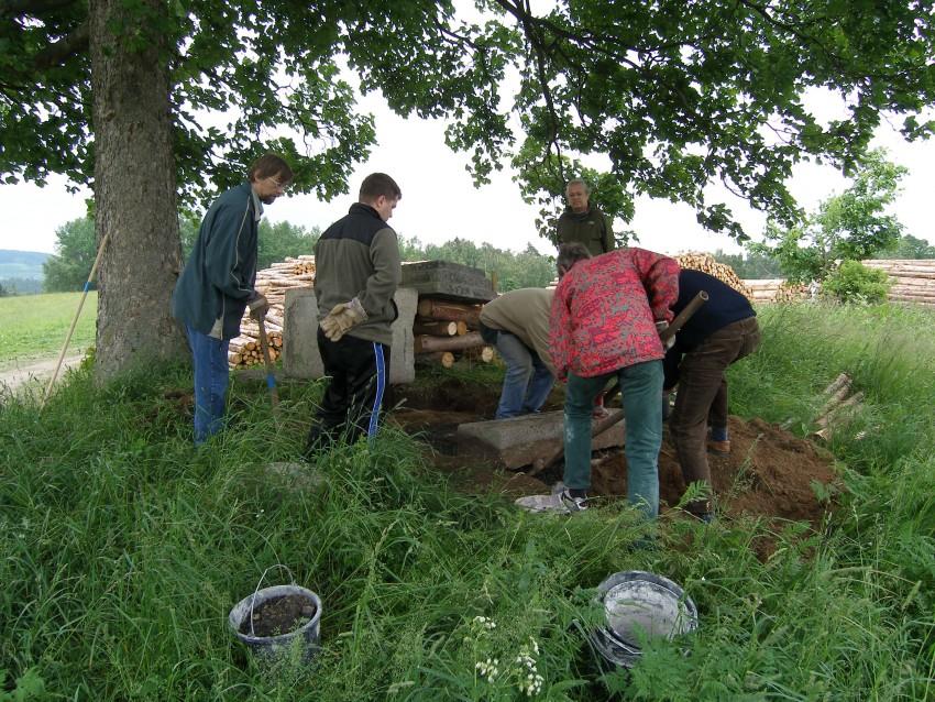 Práce spojené s kultivací a obnovou zaniklého sídla se neobejdou bez dobrovolníků a práce odborníků. Foto: Archiv spolku Pod střechou
