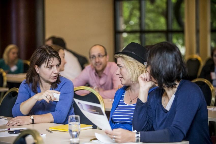 Během nabitého programu se našel čas i na sdílení zkušeností a nových nápadů. Foto: CEE Fudraising Conference