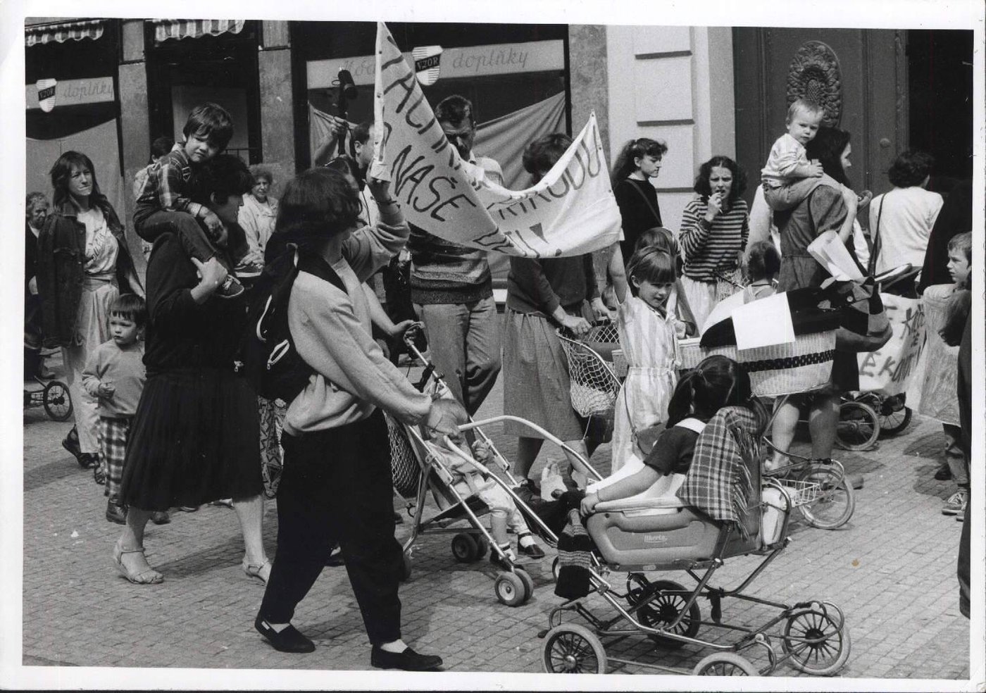 Pražské matky v květnovém dni roku 1989. Foto: Archiv Terezie Hradilkové