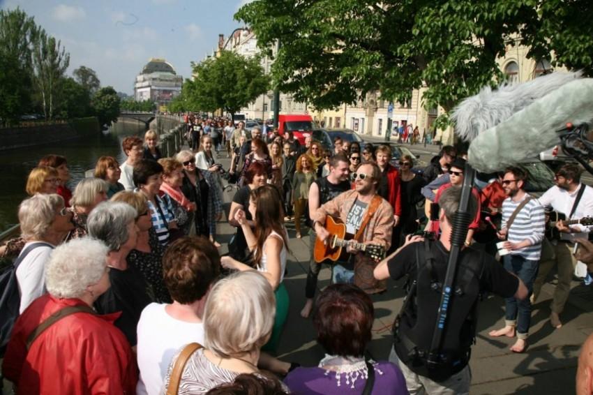 Pěvecký sbor pětadvaceti seniorek vesele zpívá již od roku 2010. Foto: Elpida